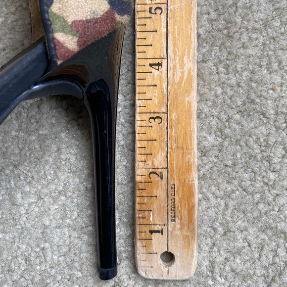 Open-toed faux suede camo ankle-strap shoe, size 7.5 - Picture 11 of 11